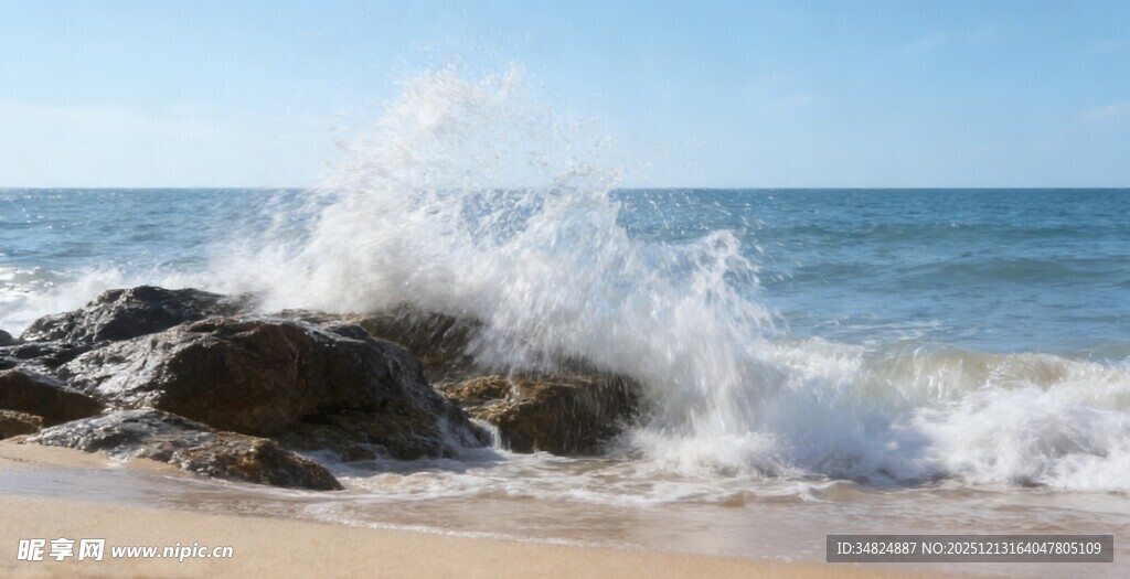 海浪拍击礁石的海滨美景