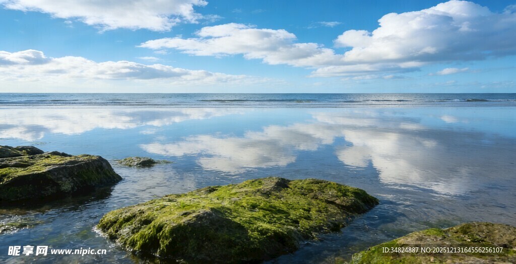 海边绿苔岩石与蓝天白云