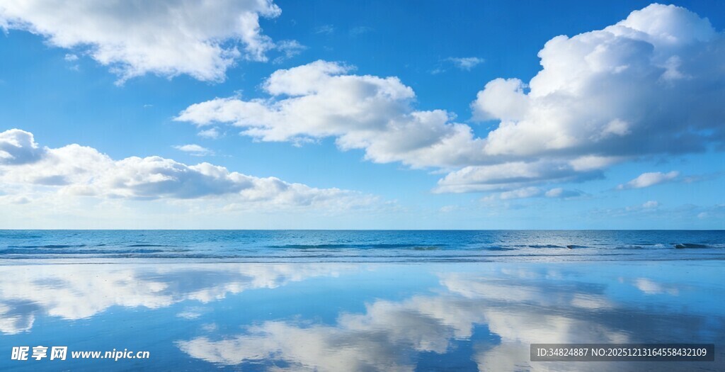 蓝天碧海的静谧水面