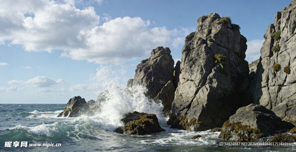 海浪拍击嶙峋礁石
