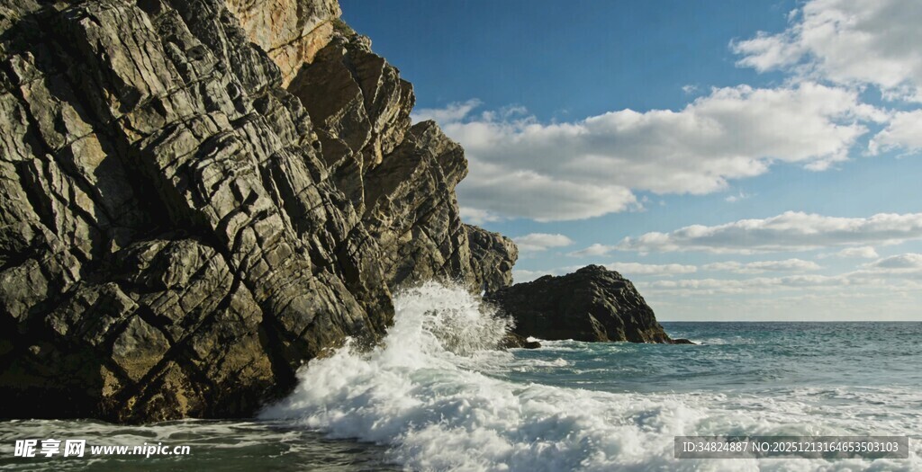 海浪拍击嶙峋岩石