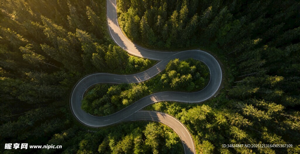 俯瞰山间蜿蜒公路美景