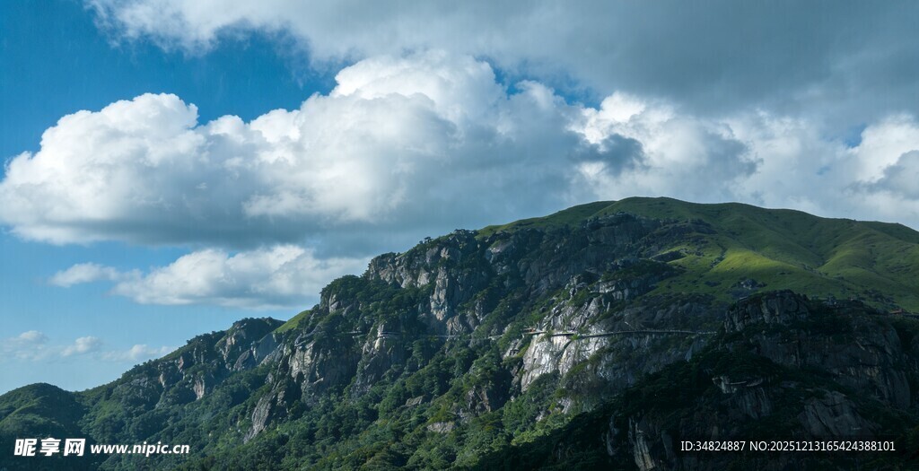 壮丽山峦与蓝天白云