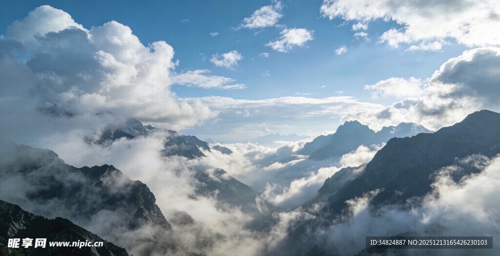 高山云海壮丽自然景观