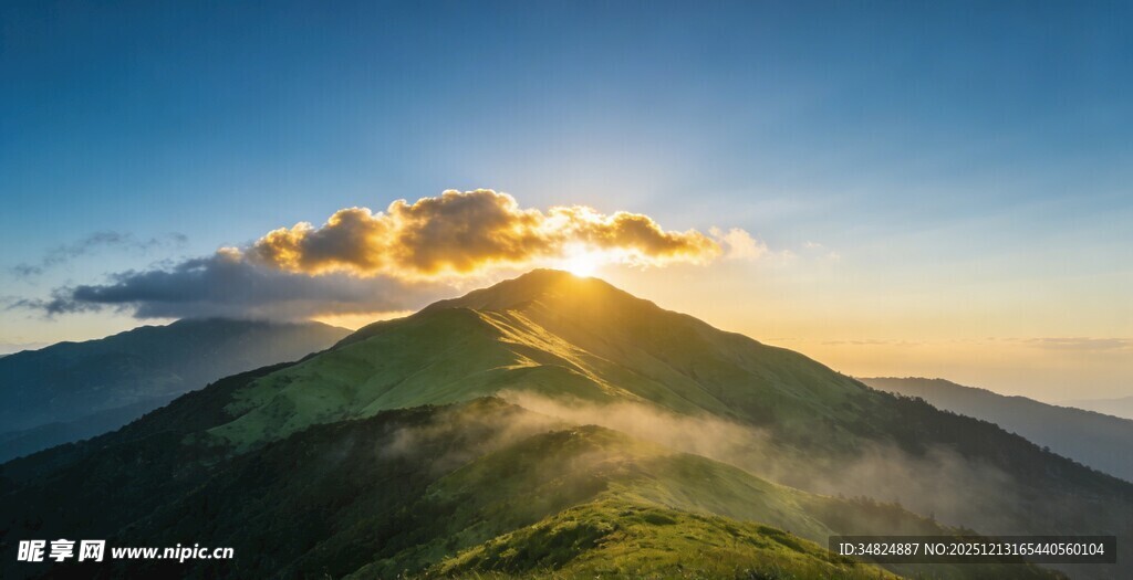 日出时分的壮丽山峦景色