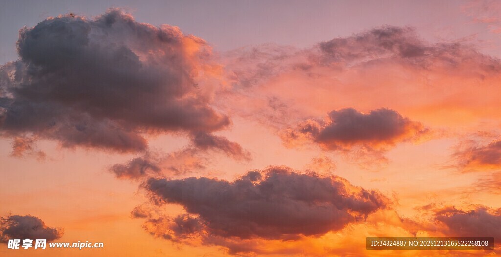 夕阳下的绚烂天空