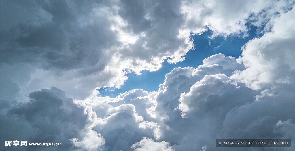 天空中厚重云层与蓝天
