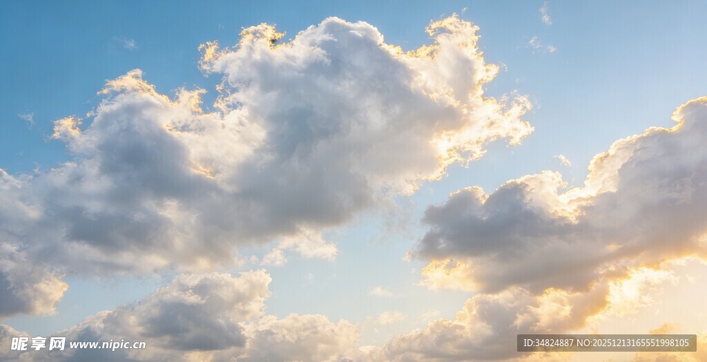 夕阳下的美丽云朵