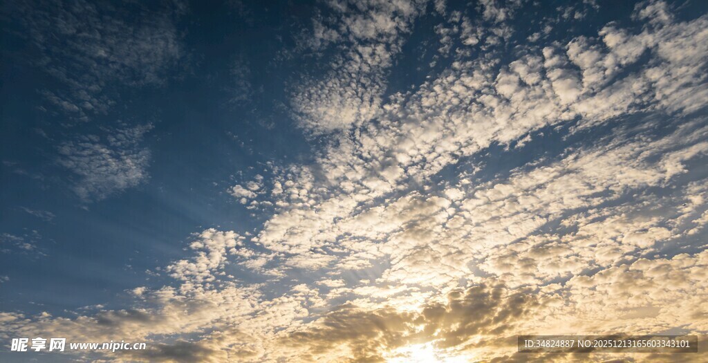 夕阳下的绚丽天空