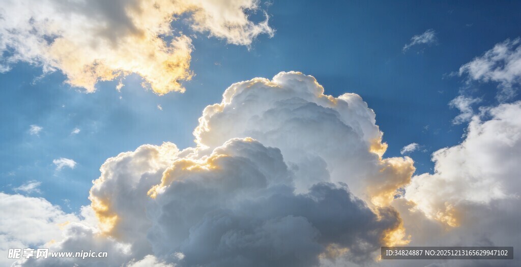 蓝天中蓬松的梦幻云朵