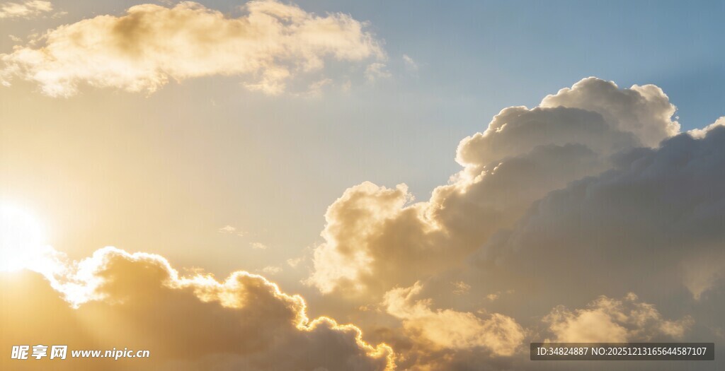 日出时分的绚烂云海