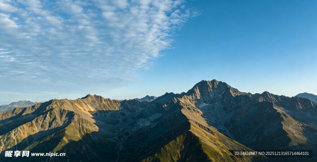 壮丽高山与蓝天美景