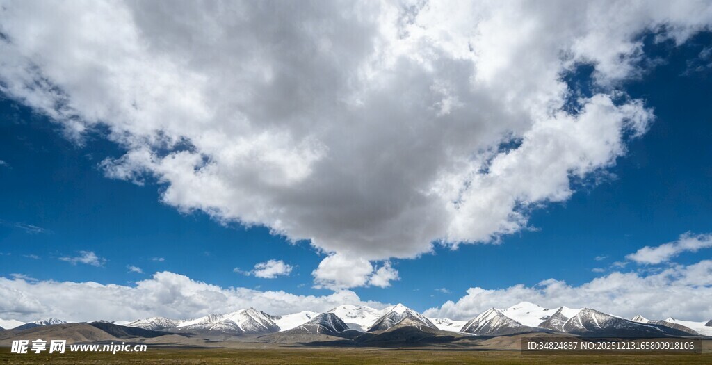 蓝天白云下的壮美风景