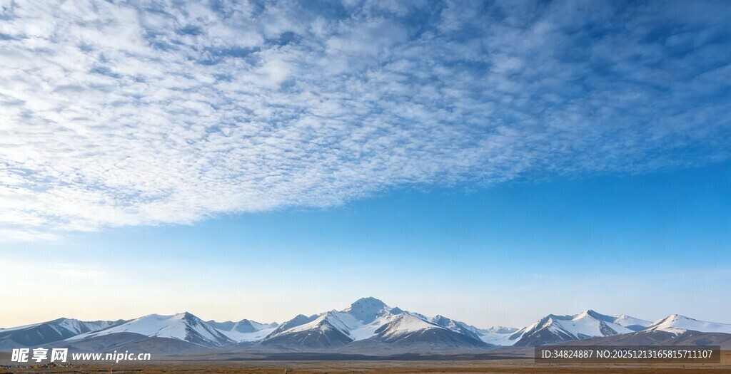 雪山蓝天壮丽自然景观