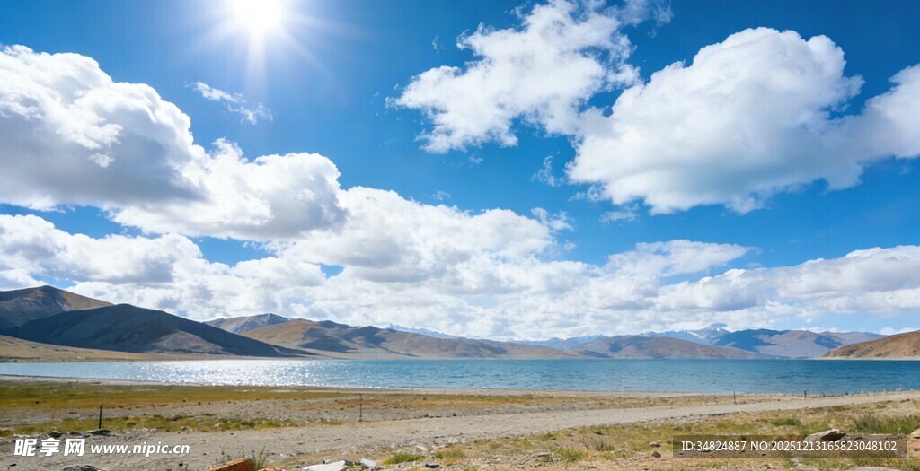 蓝天白云下的美丽湖泊