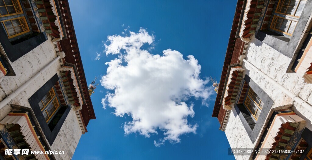 两楼间的蓝天与白云