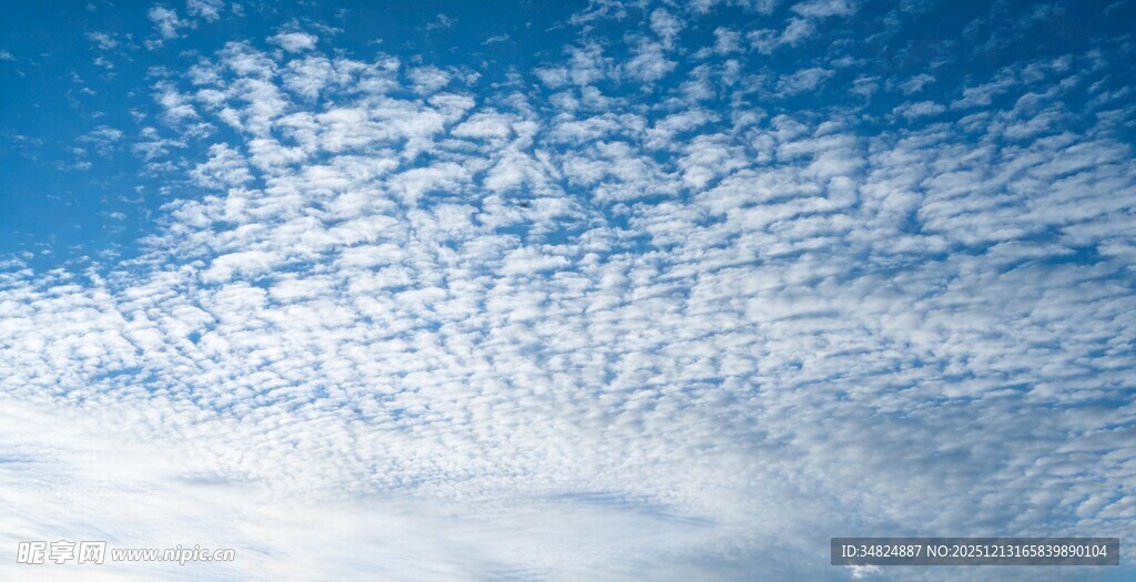 蓝天中的絮状云朵