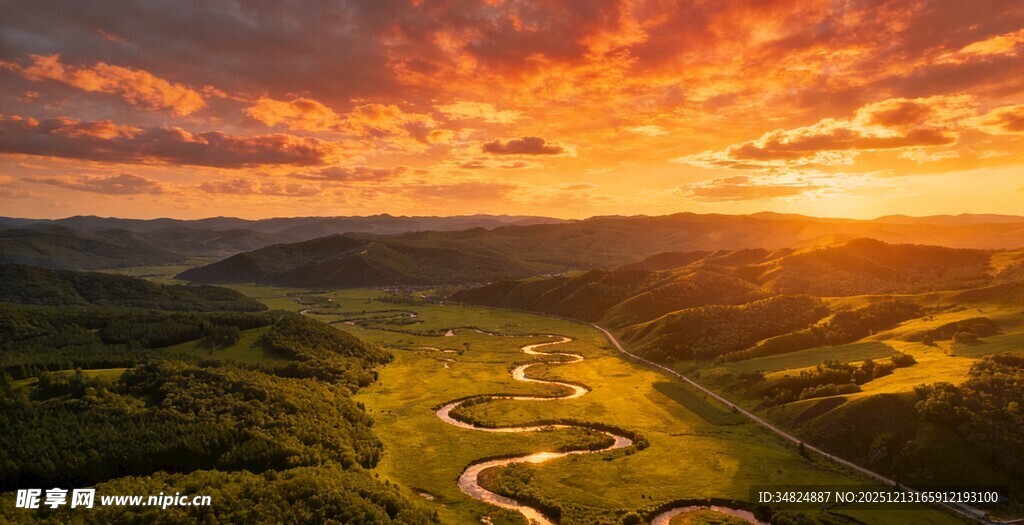 壮丽晚霞下的蜿蜒田园风光
