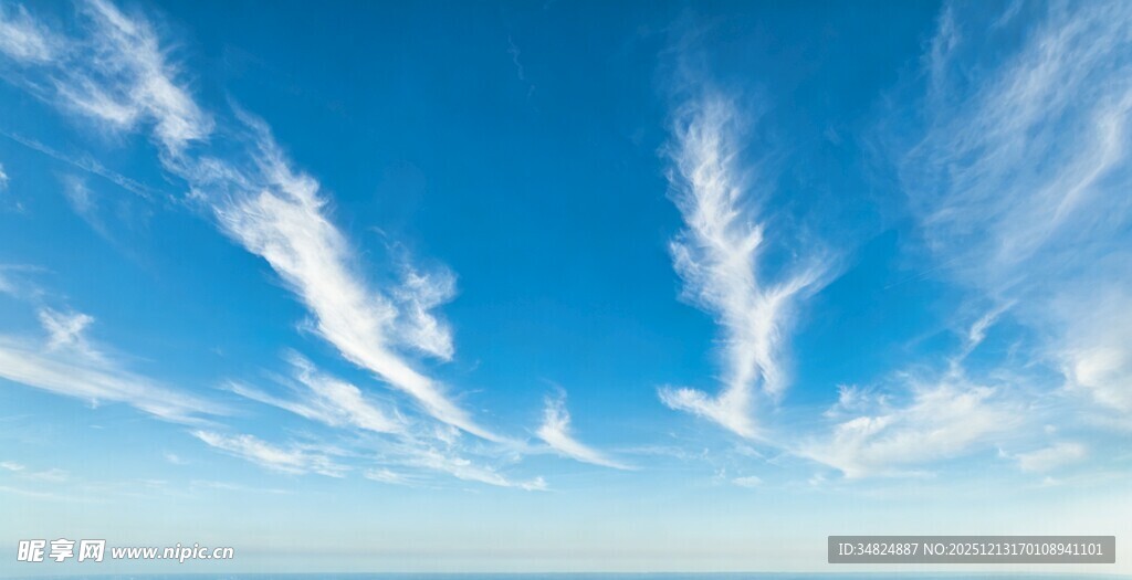 蔚蓝天空中的丝状白云