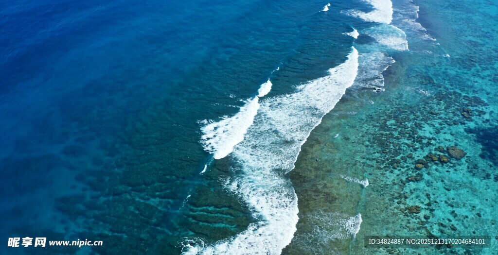 俯瞰蔚蓝大海与白色浪花