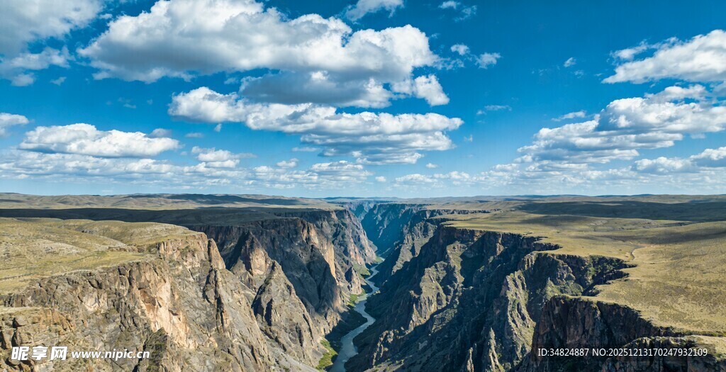 壮丽峡谷与广袤蓝天景色