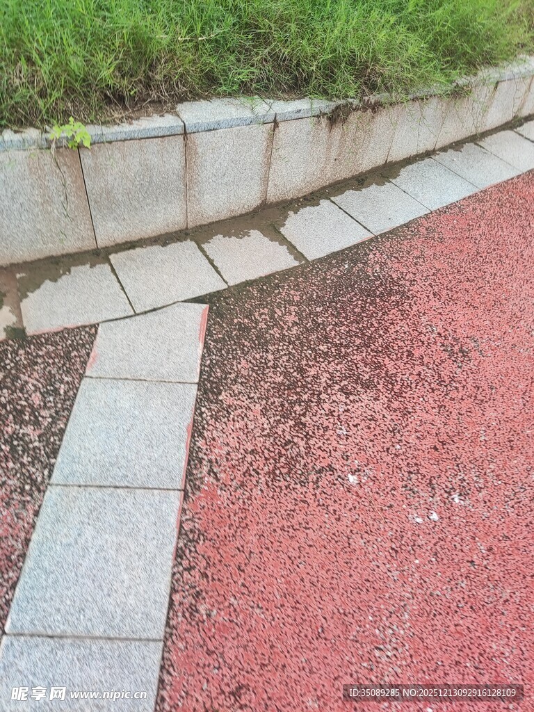 彩色步道与石板路的衔接