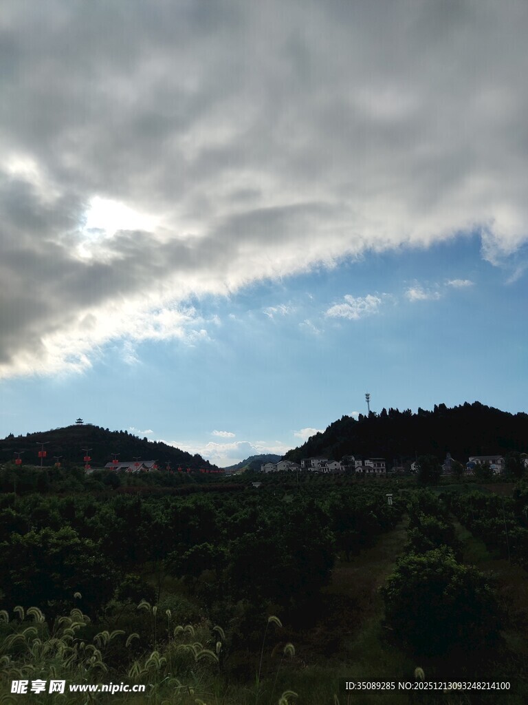 山间云景蓝天绿树相映