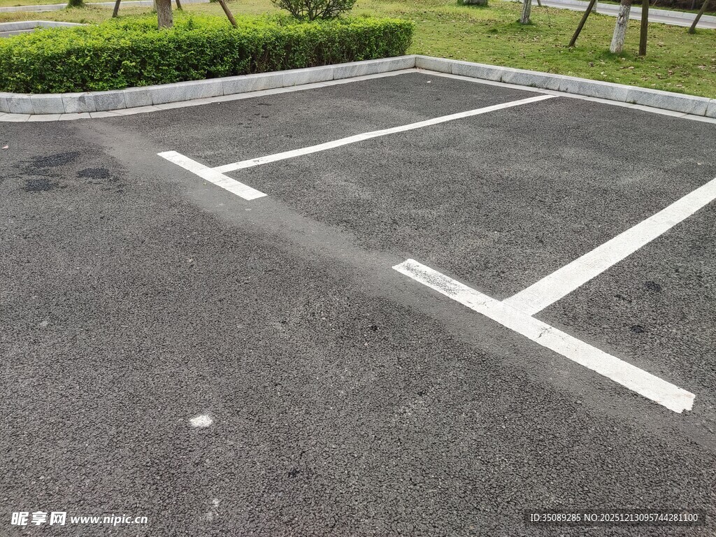 空旷停车场的标线区域