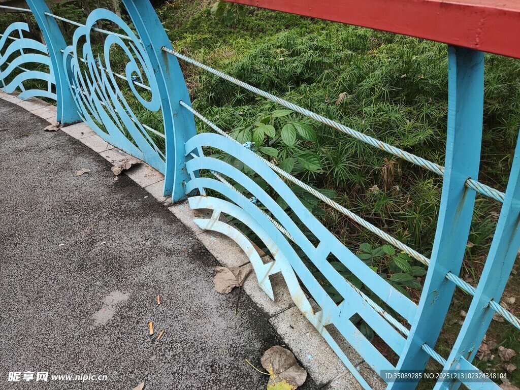 蓝色弧形栏杆景观