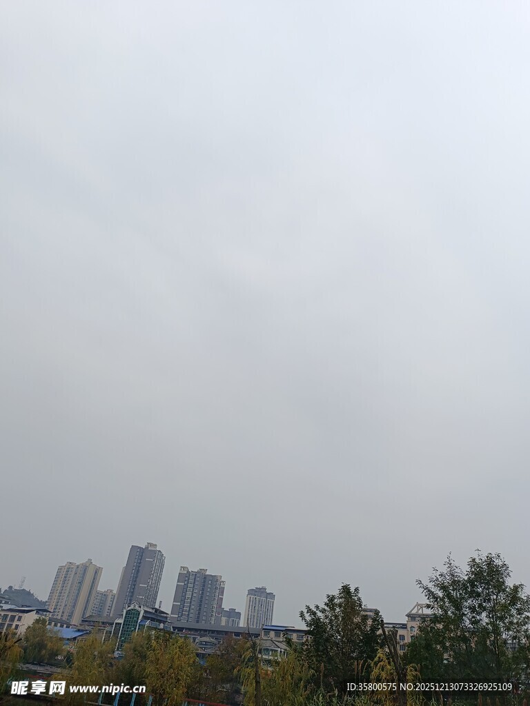 阴天城市建筑群远景