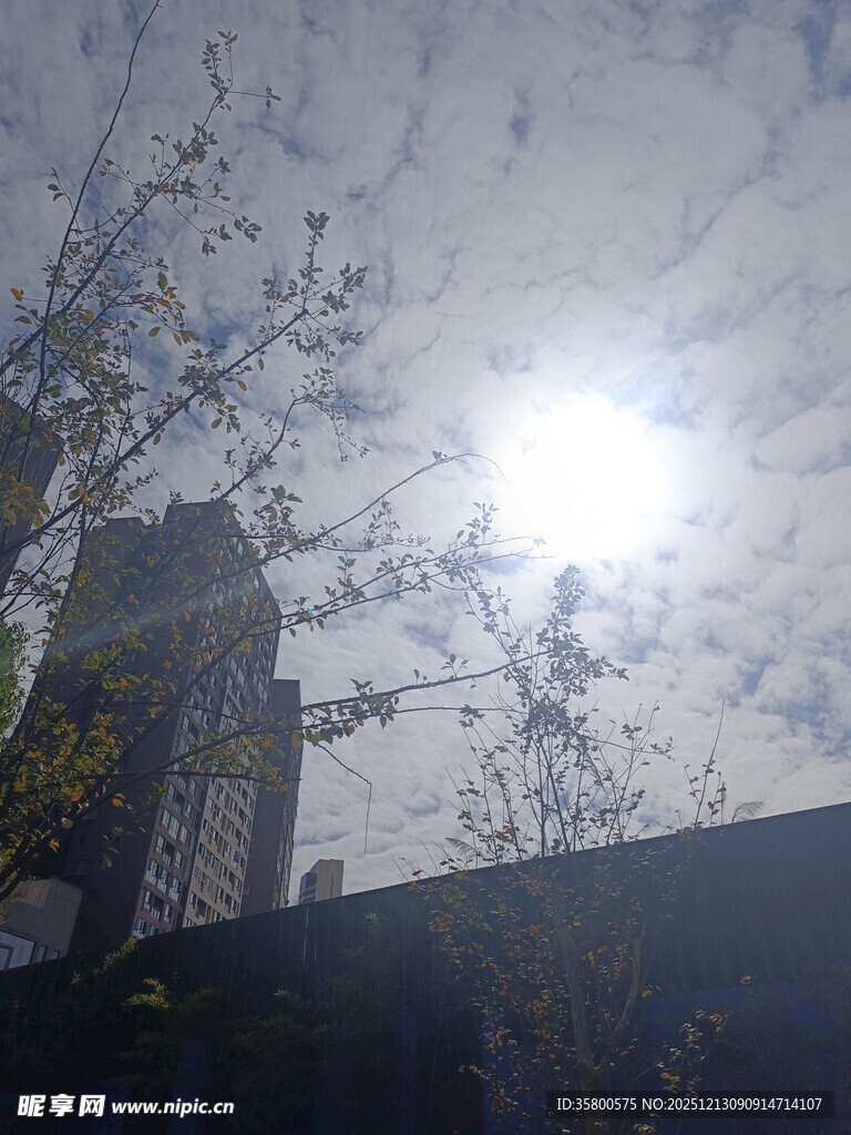 阳光穿透云层照耀建筑