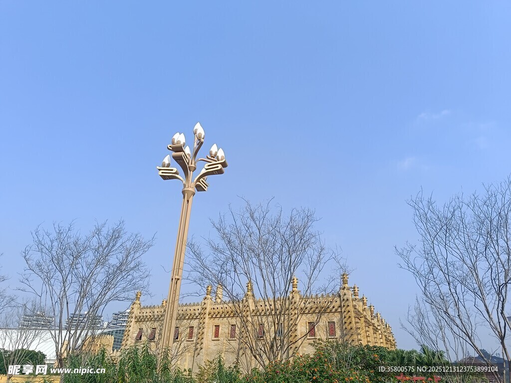 独特造型灯柱旁的建筑