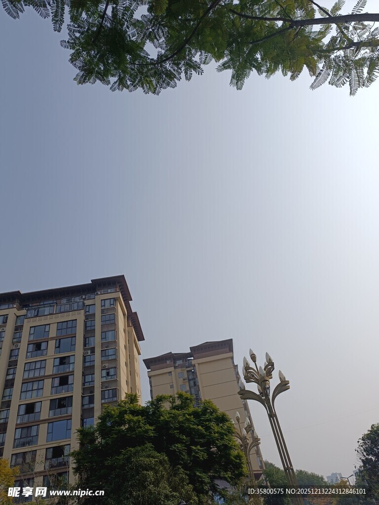 城市中高楼与雕塑景观