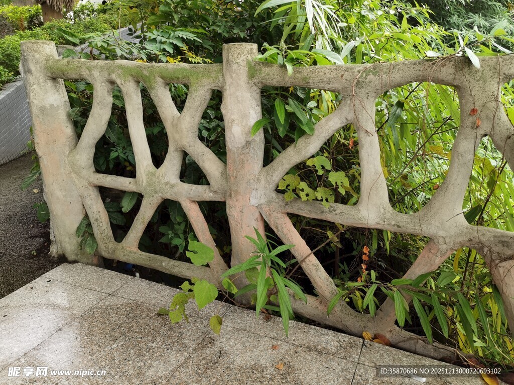 独特几何图案石制围栏