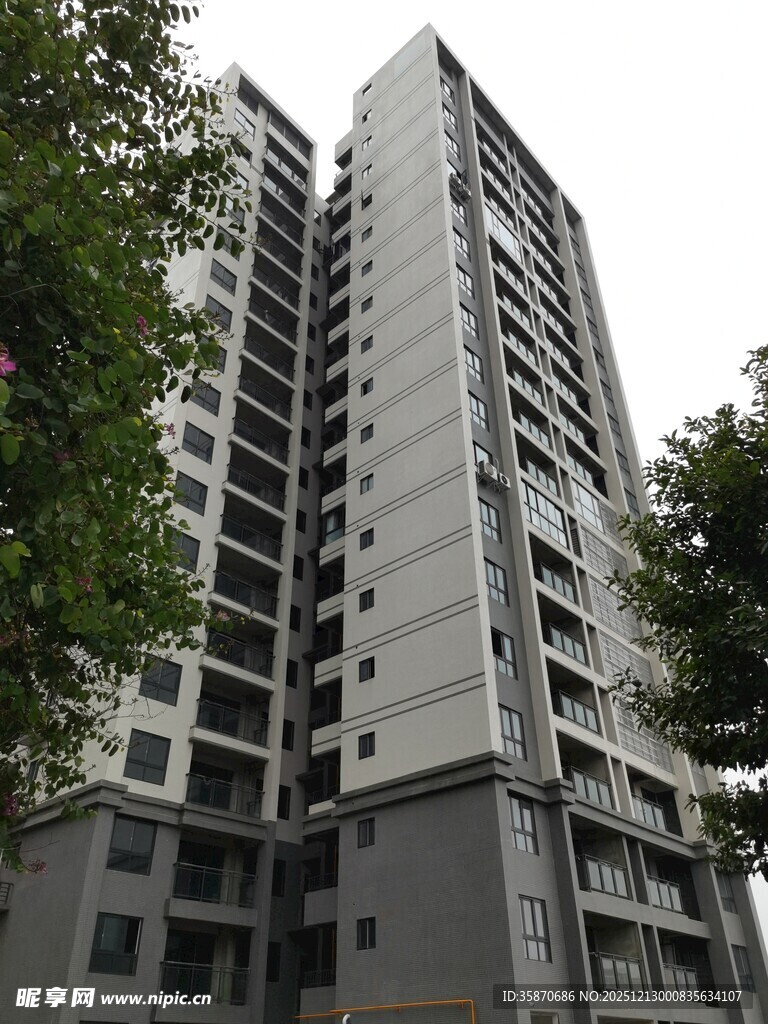 现代高层住宅楼外观