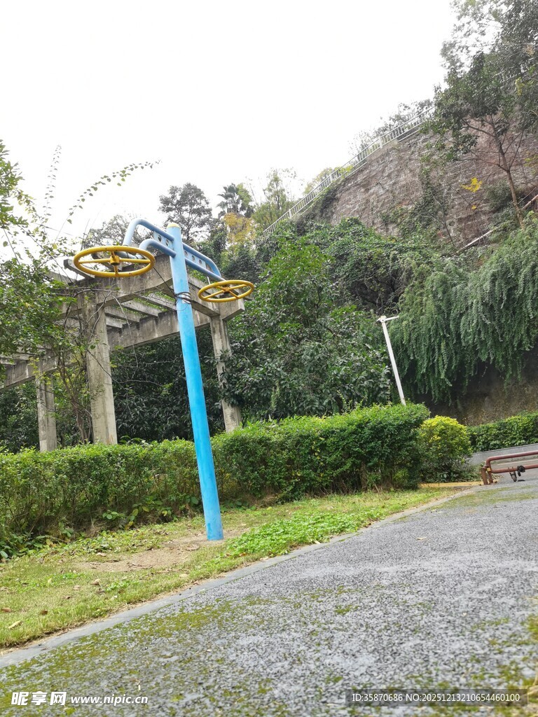 山间入口处的古朴牌坊