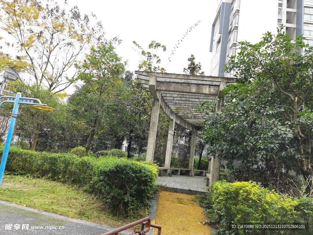 园林景致中的古朴石牌坊