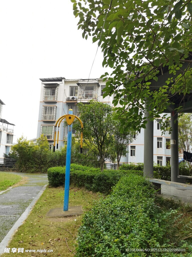 小区内的户外健身设施
