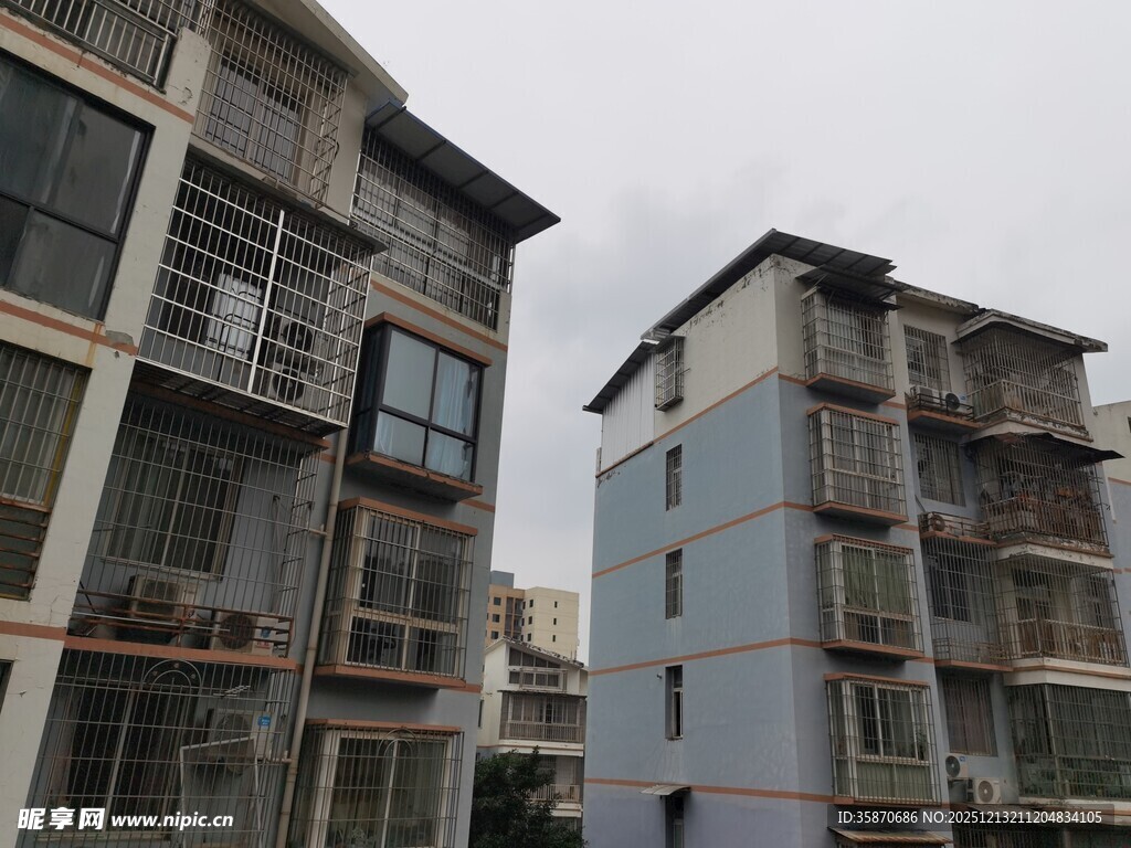 多层居民楼外观景象