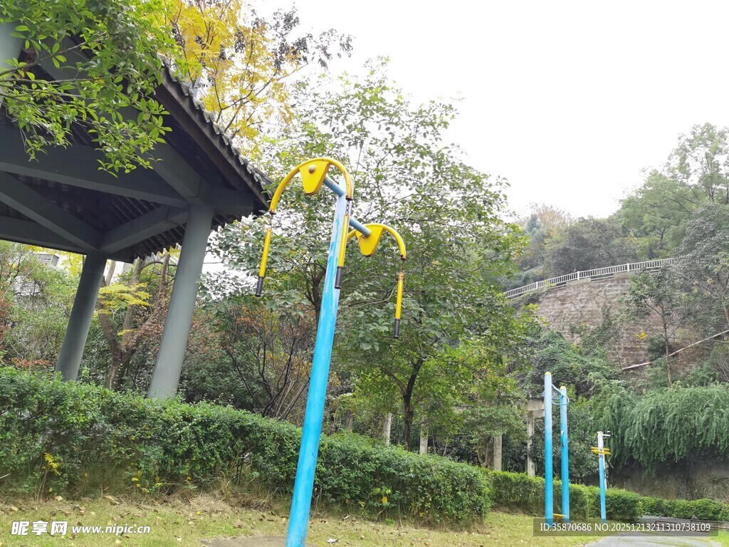 公园中的蓝色健身设施