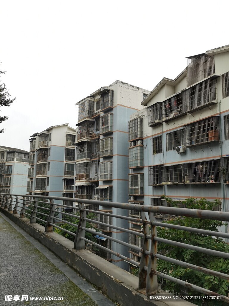 多层居民楼旁的道路景观