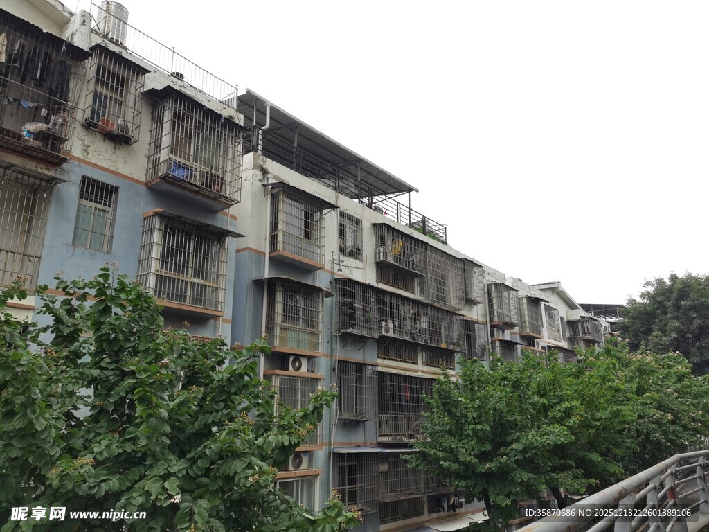 老旧居民楼与周边绿植