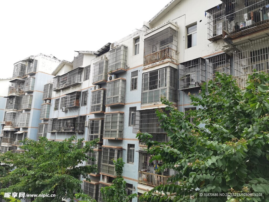 老旧居民楼外立面貌似斑驳