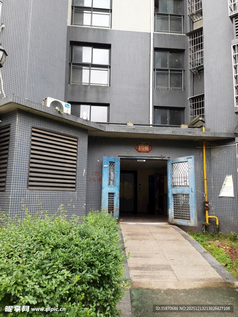 居民楼入口处景象