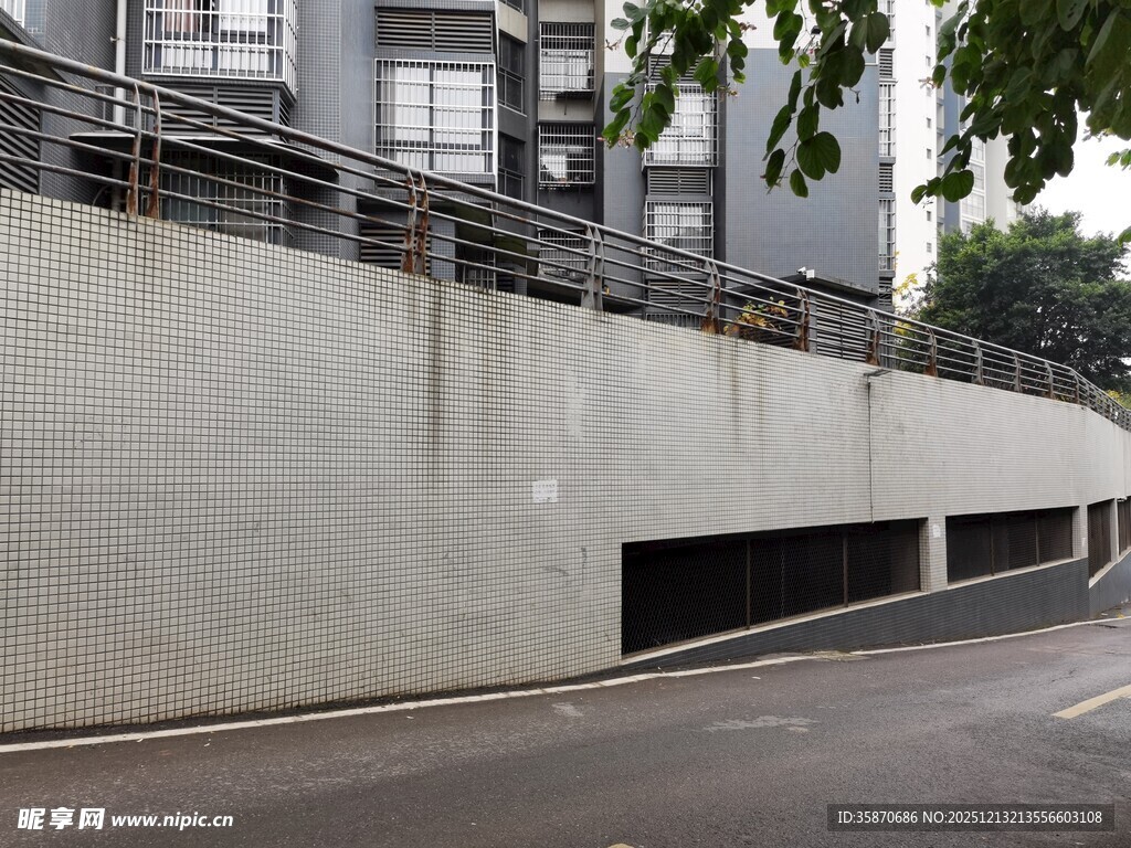 城市地下停车库入口外观