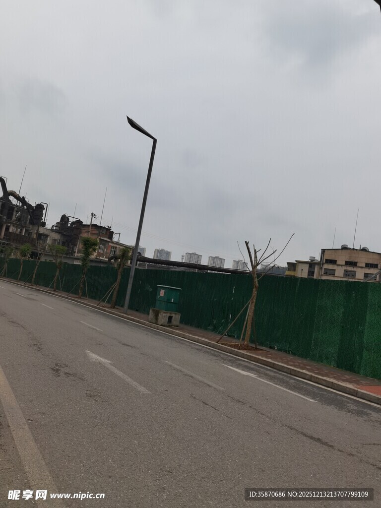 城市道路旁的绿色围挡