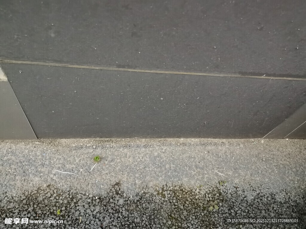 灰色墙面与地面交接处细节