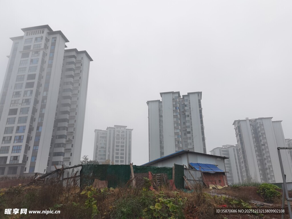 雾中高楼与低矮建筑