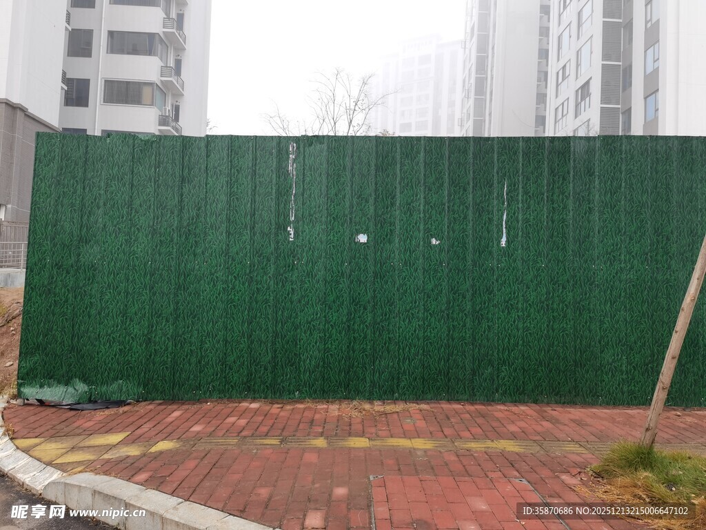 绿色施工围挡立于街道旁
