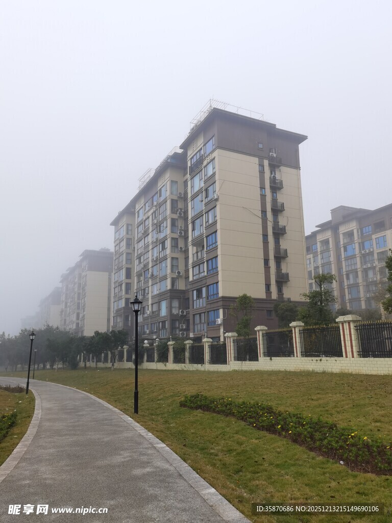 雾中住宅区景观